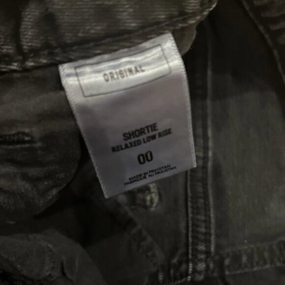 EXPRESS Women's 00 Shortie Relaxed Low-Rise Distressed Black Denim Jean Shorts - Picture 3 of 4